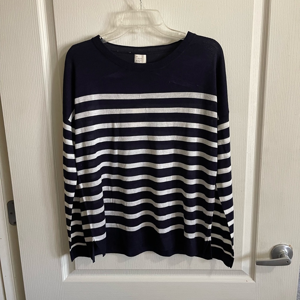 NWT thin long sleeve navy and white sweater from A. New.Day. size M. (Sku#247)